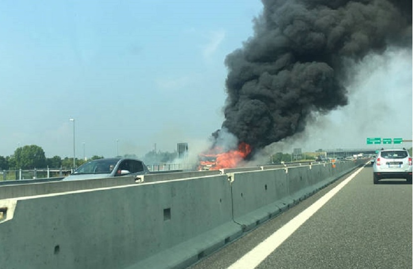 Incendio auto sulla A26 vicino a Borgo Vercelli