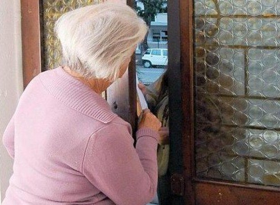 Nonnina derubata dal finto addetto del gas