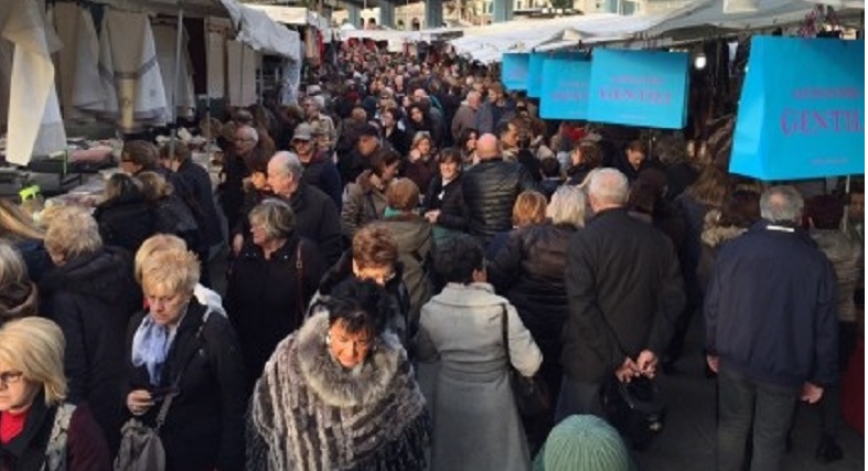 SHOPPING: Domenica la fiera  degli ambulanti di Forte dei Marmi