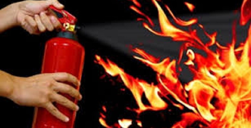 Salvato dalle fiamme da un agente di polizia