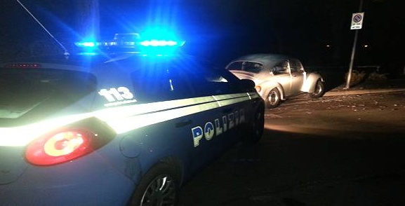Semina il panico fra i passanti e ferisce 4 agenti