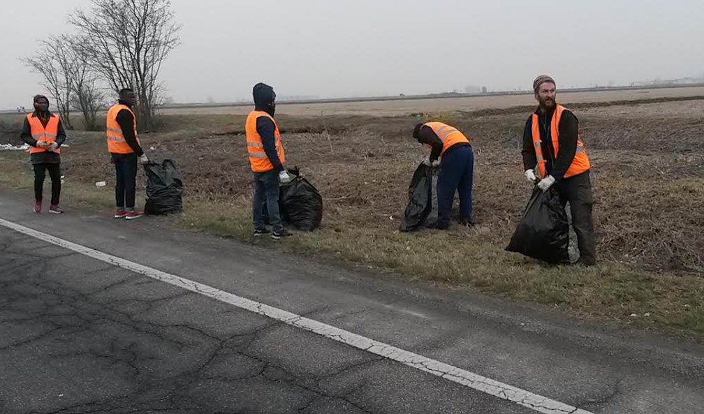 VERCELLI: I profughi puliscono la nostra spazzatura