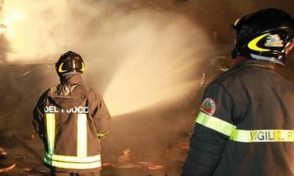 VERCELLI: rifiuti in fiamme al rione Isola