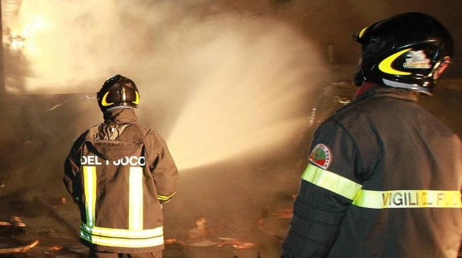 VERCELLI: rifiuti in fiamme al rione Isola