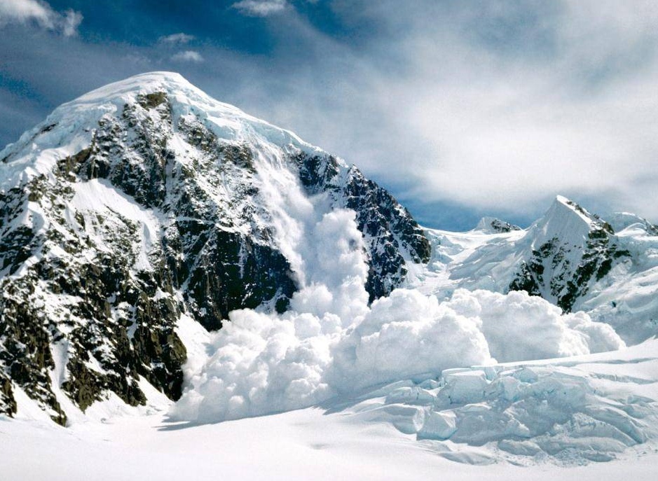 ALPINISTI TRAVOLTI DA UNA SLAVINA