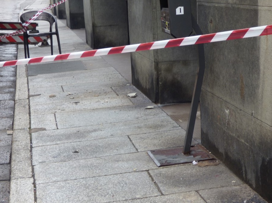 Caduta di calcinacci in corso Libertà