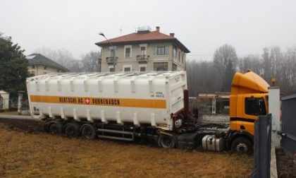 Camion contro muretto di una casa