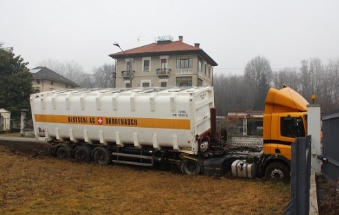 Camion contro muretto di una casa