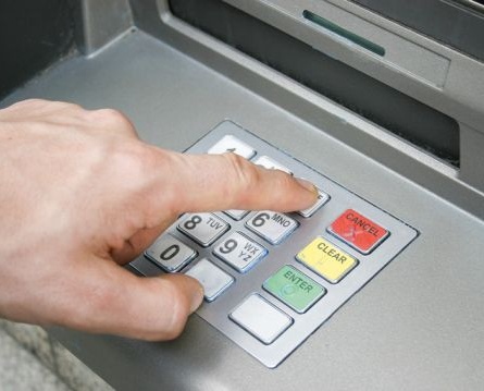 Prelievi col bancomat rubato: denunciata