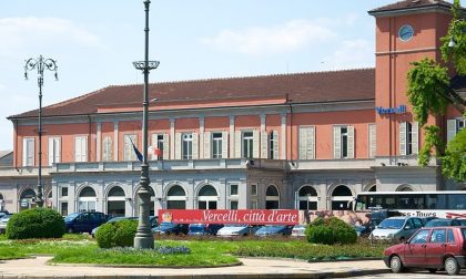 Difende il controllore sul treno: insultata e picchiata