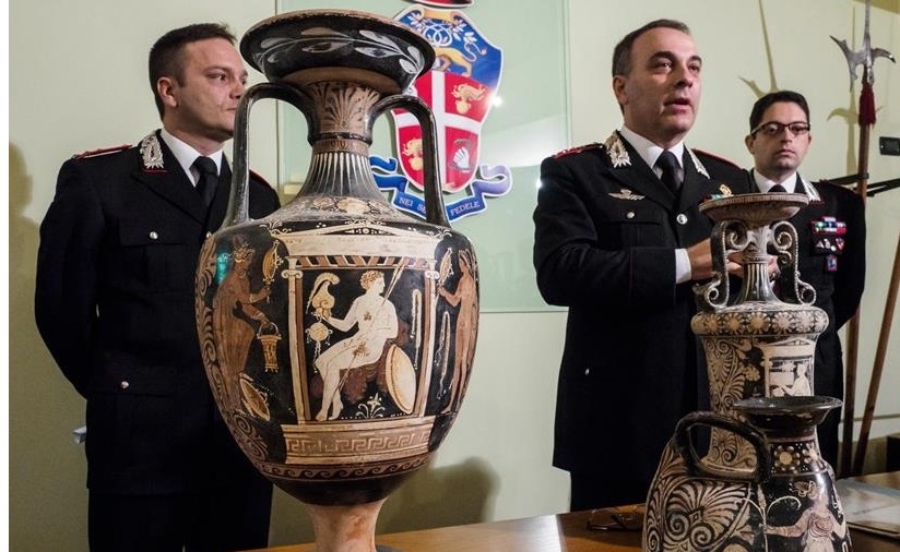 Gli trovano in casa un tesoro archeologico
