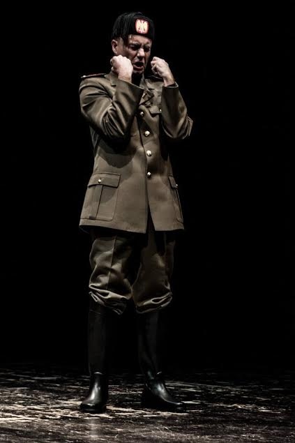 La figura di Mussolini sul palco degli Anacoleti