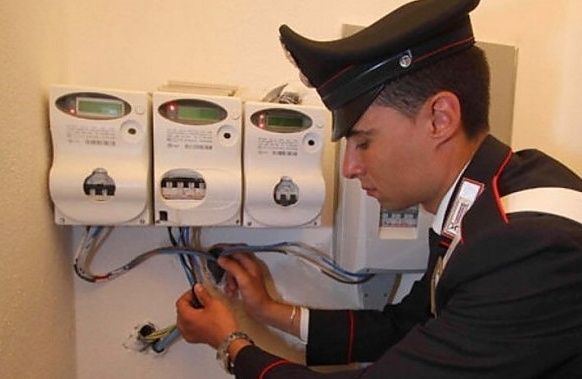 Ladra di elettricità presa con le mani nel sacco