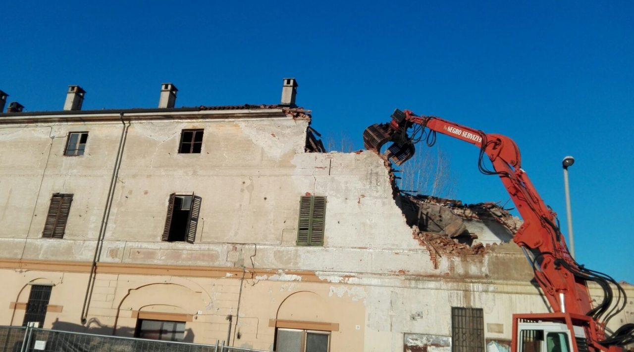 Le immagini dell’abbattimento del rudere