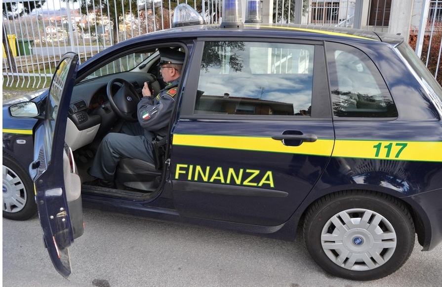 L’inchiesta sui falsi abiti griffati partita da Santhià