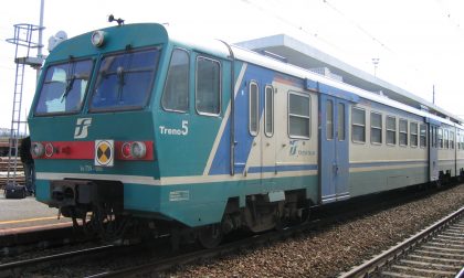 Treno Vercelli-Pavia bloccato dai vandali