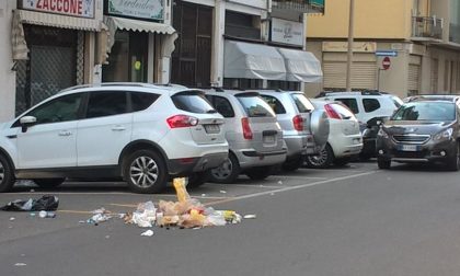 MONTAGNA DI IMMONDIZIA IN VIA FOSCOLO