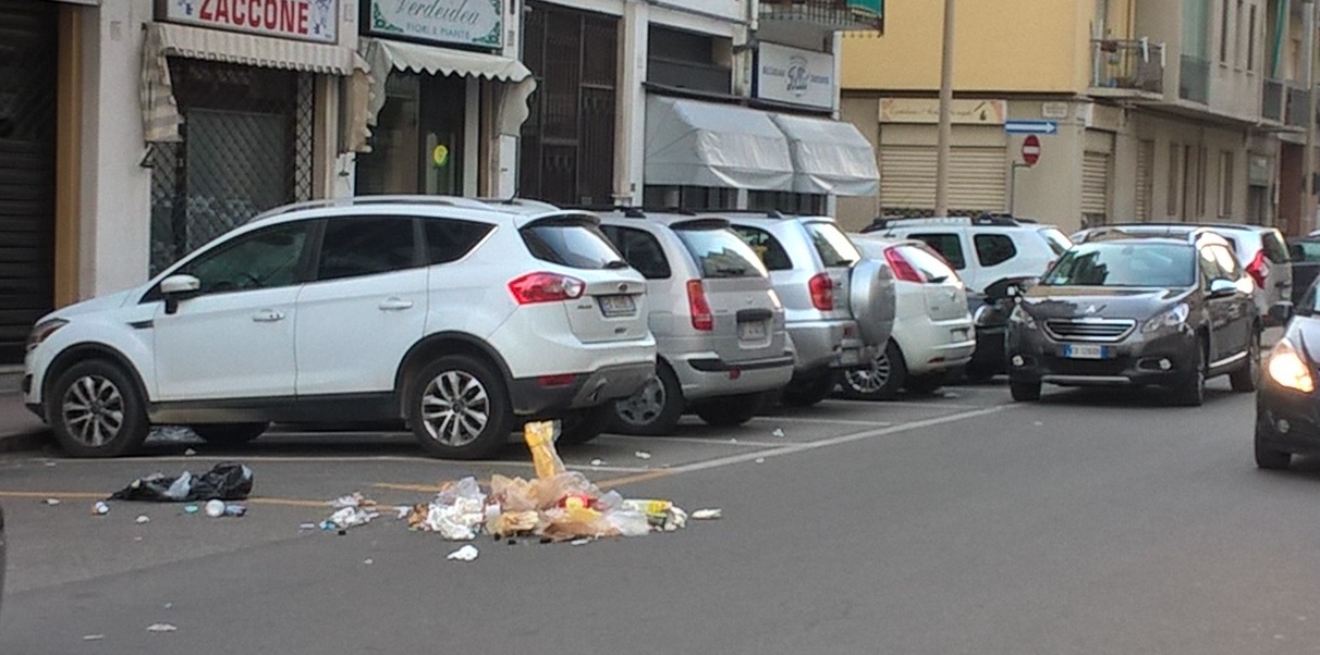 MONTAGNA DI IMMONDIZIA IN VIA FOSCOLO