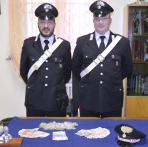 Ovuli di cocaina nell’intestino: due arresti