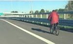 PAZZESCO: Fugge in bici sulla A26!