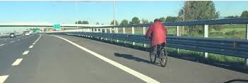 PAZZESCO: Fugge in bici sulla A26!