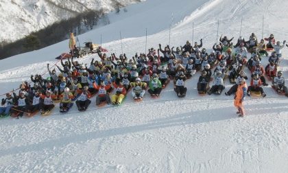 Profughi partecipano alla gara di bob