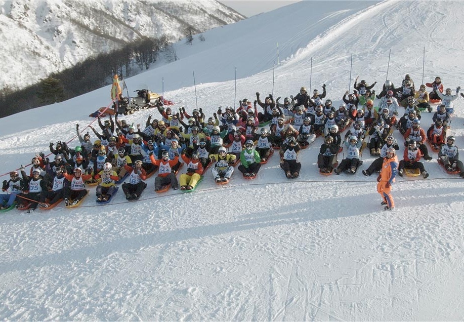 Profughi partecipano alla gara di bob