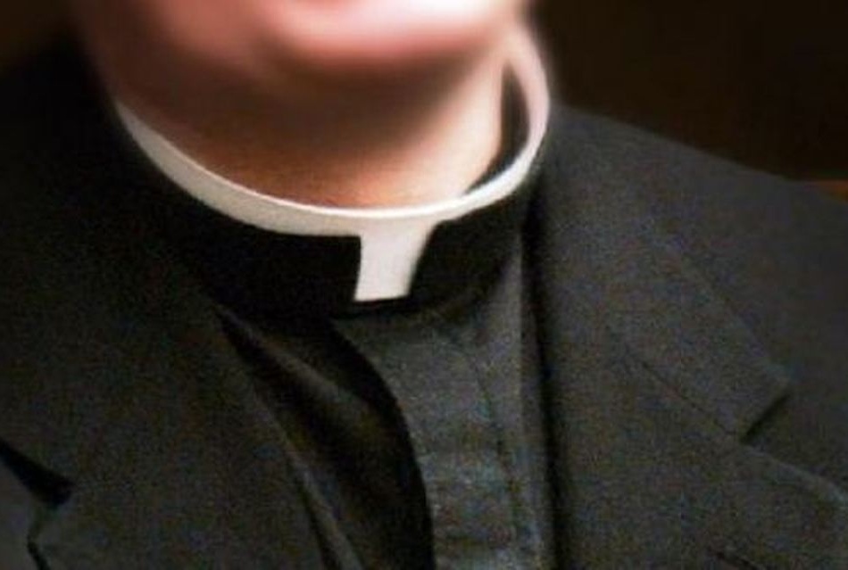 Sacerdote guida ubriaco e forza un posto di blocco