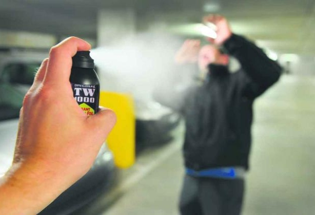 Spray al peperoncino contro la commessa