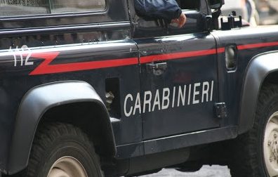 Teme di essere spiata: commerciante chiama i Carabinieri