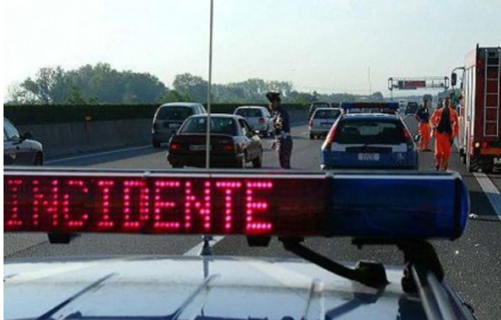 Tir sbanda e colpisce tre auto sulla A26