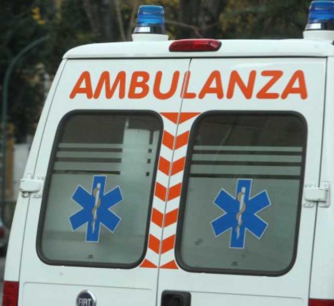 Trovata svenuta con un feto tra le braccia