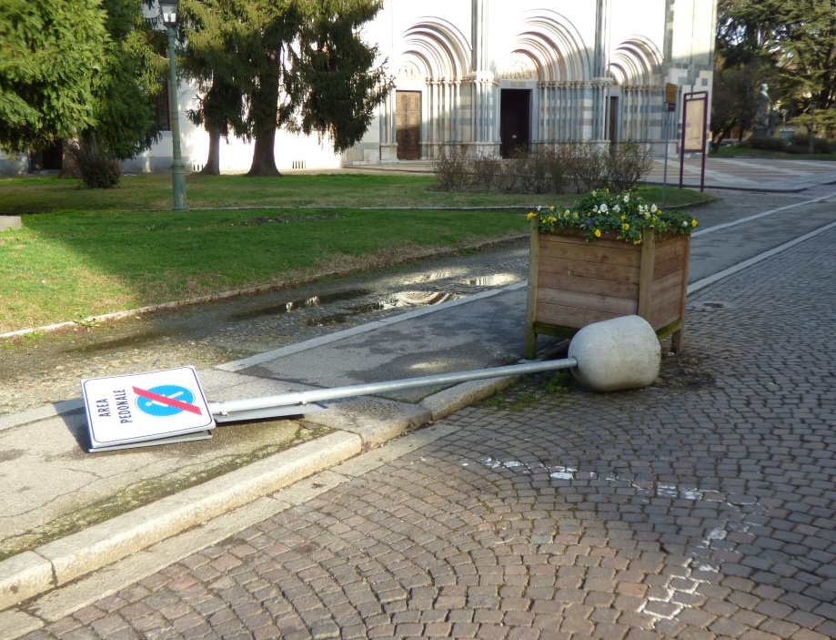 VENTO: Pesante palo frana sul marciapiede