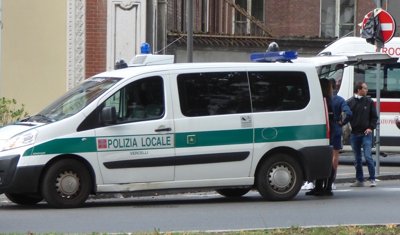 VERCELLI: 94enne investe con l’auto una donna e fugge