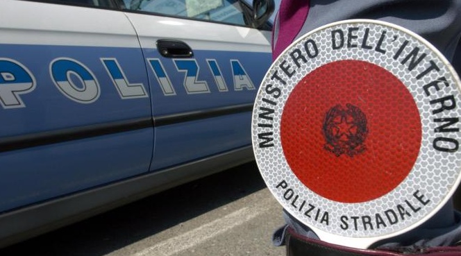 Passa a folle velocità vicino alle scuole: la Polstrada ferma un giovane senza patente
