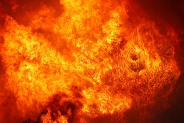 Dà fuoco a un’auto per strada