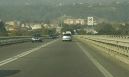 Giovane sventa un suicidio sul ponte di Chiavazza
