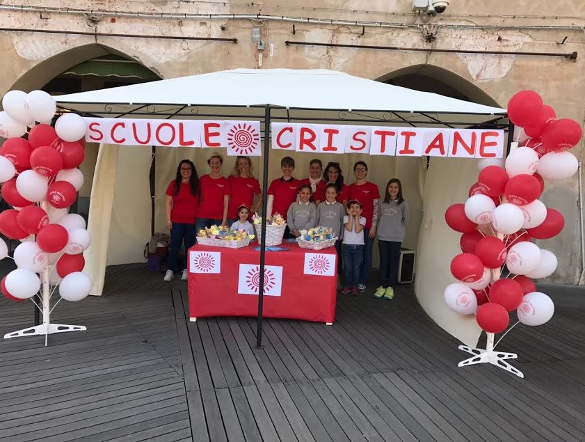 Gli alunni delle Scuole Cristiane donano uova colorate