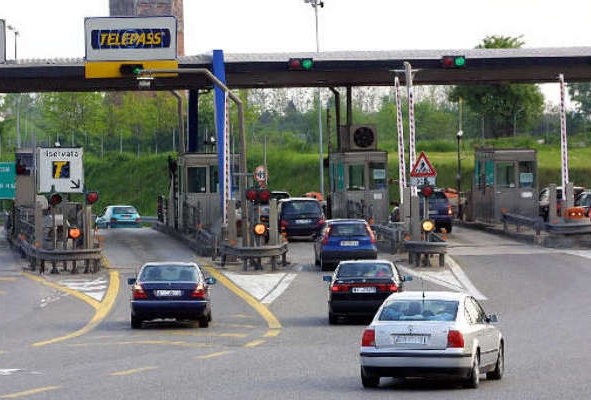 Non paga l’autostrada: conto finale di 3mila euro