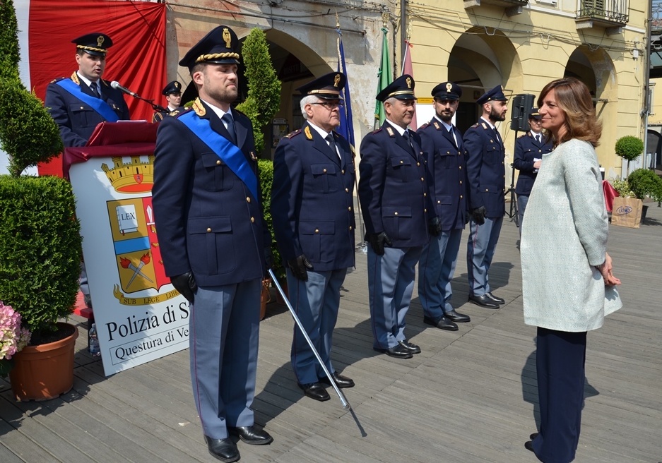 Piazza Cavour abbraccia la Polizia di Stato