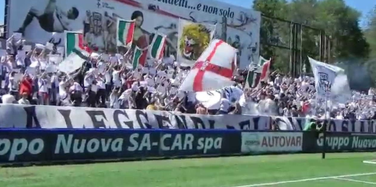 Rubano la maglia della Pro deposta su una tomba