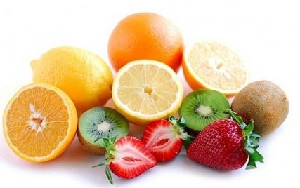 Fingono di donargli della frutta per derubarlo
