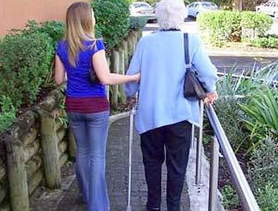 Si fingono poliziotti per derubare un’anziana