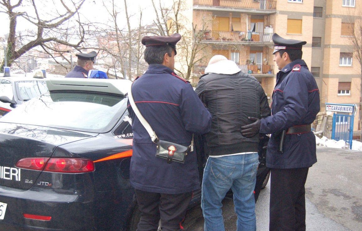 TRONZANO: Egiziano 20enne arrestato per rapina