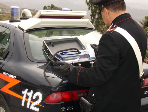 Urta un’auto e rifiuta l’alcoltest: denunciato