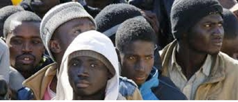 CLAMOROSO: Migranti camminano in autostrada