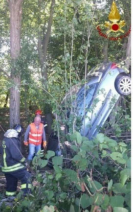 CRONACA: Auto s’impianta nel bosco