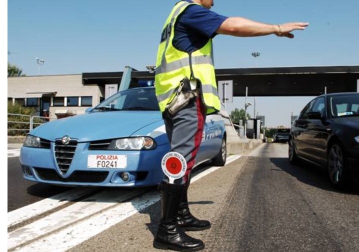 CRONACA: Si schianta sulla A26 e prende pure la multa