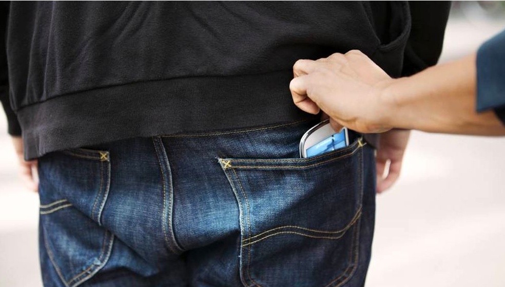 CRONACA: gli rubano il cellulare a Viverone. Il ladro fermato a San Germano