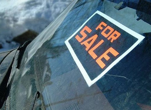 Versa caparra per l’auto e la concessionaria sparisce